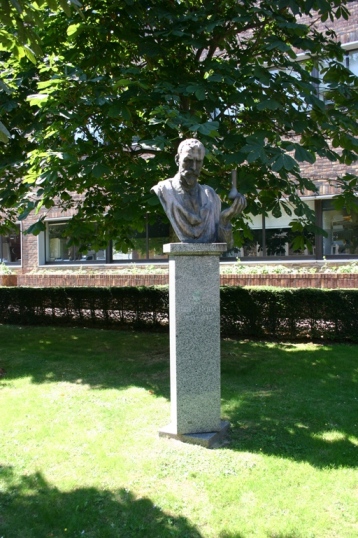 Émile Roux's monument, Institut Pasteur, Paris (1).JPG